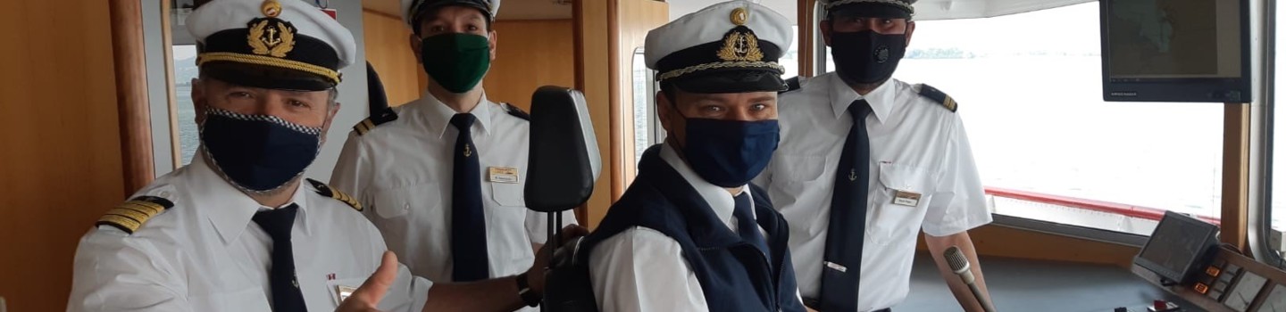 Masken am Schiff