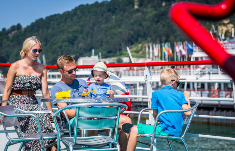familie-bodensee-schiff-tisch-deck.jpg